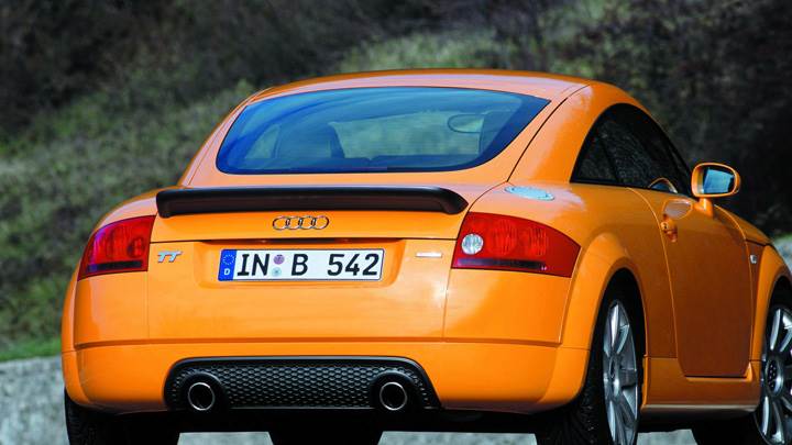 Back Pose of 2002 Audi TT 3.2 Quattro In Orange